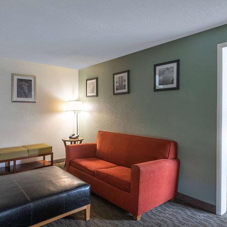 Days Inn By Wyndham Greenville Dış mekan fotoğraf