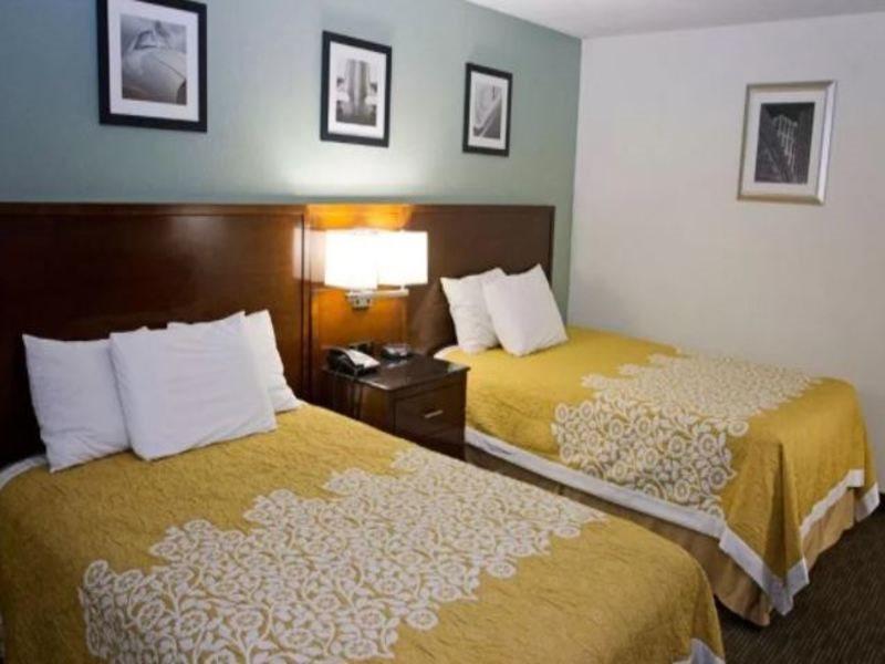 Days Inn By Wyndham Greenville Dış mekan fotoğraf