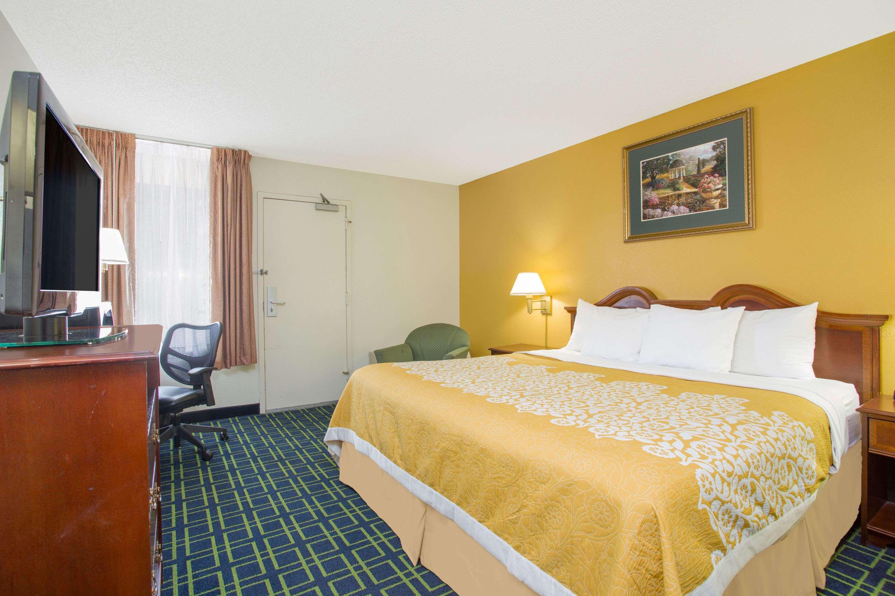 Days Inn By Wyndham Greenville Dış mekan fotoğraf