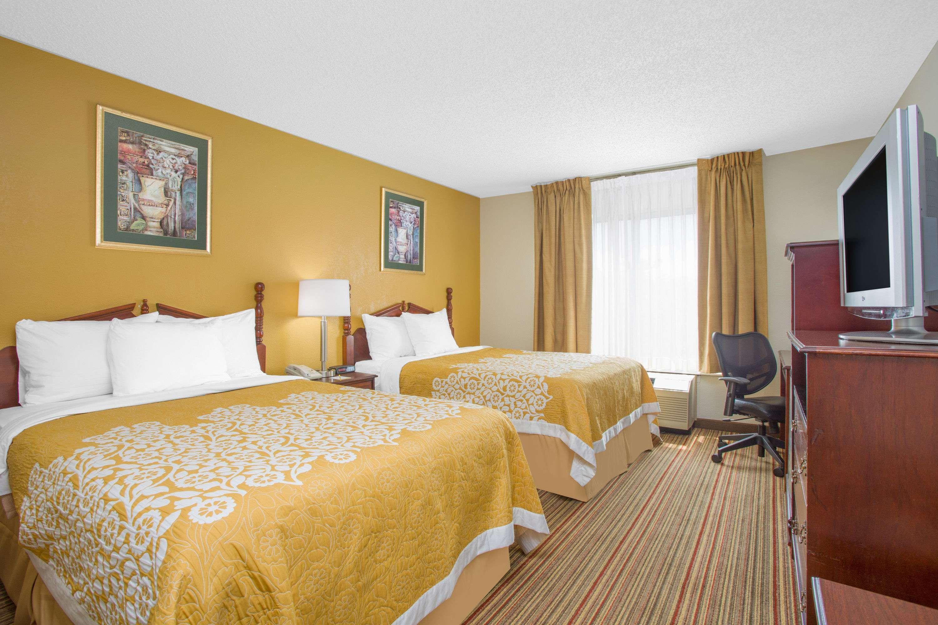 Days Inn By Wyndham Greenville Dış mekan fotoğraf