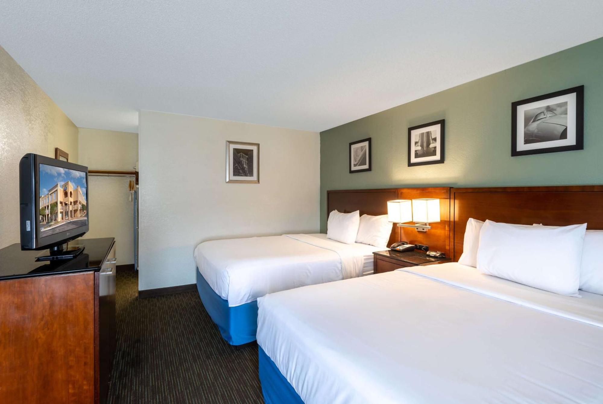 Days Inn By Wyndham Greenville Dış mekan fotoğraf