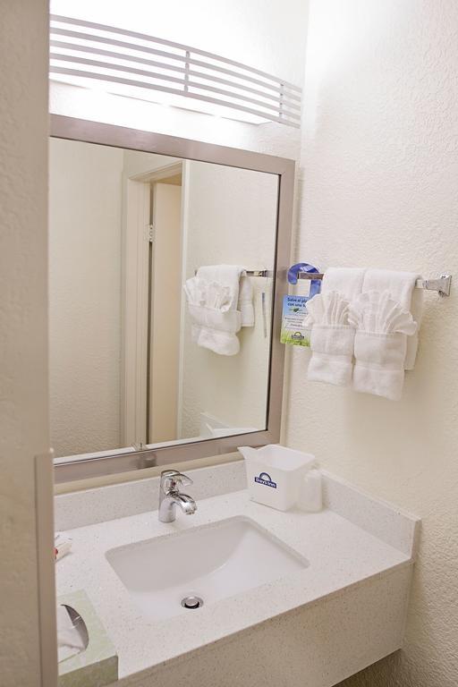 Days Inn By Wyndham Greenville Dış mekan fotoğraf