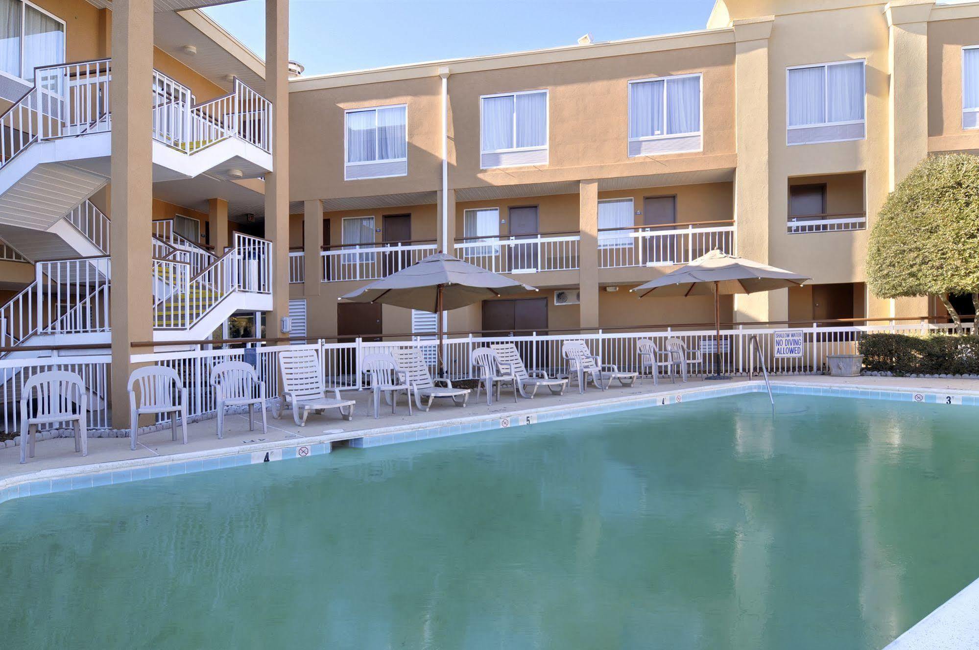 Days Inn By Wyndham Greenville Dış mekan fotoğraf